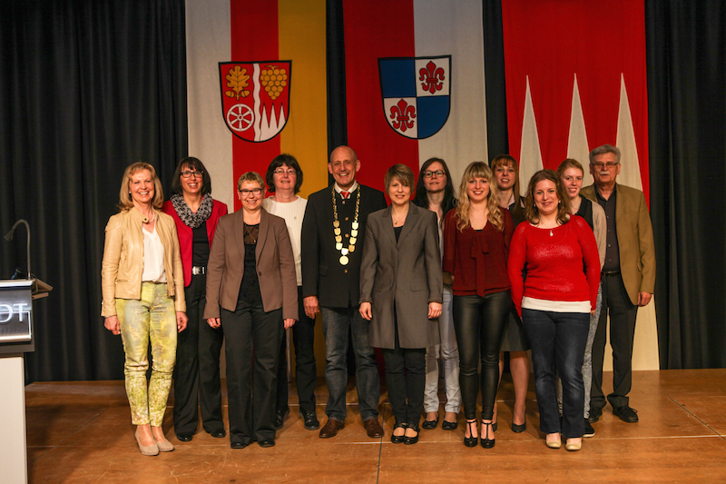Die 1. Mannschaft mit dem Bürgermeister Dr. Paul Kruck beim Eintrag in das Goldene Buch der Stadt Karlstadt.
